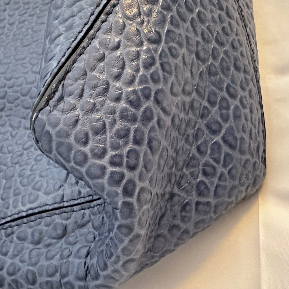 Burberry | Dewsbury Blue Leather Tote Bag - Picture 15 of 16